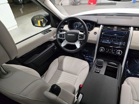 Used 2025 Land Rover Discovery S image 38
