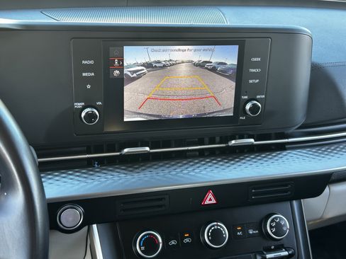 Used 2024 Kia Carnival LX image 27