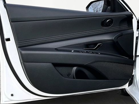 Certified 2025 Hyundai Elantra SEL image 23