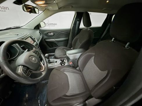 Used 2019 Jeep Cherokee Latitude w/ Popular Appearance Group image 19