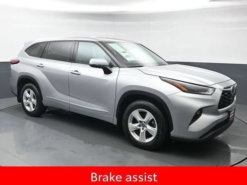 Used 2022 Toyota Highlander LE AWD/4WD image 9