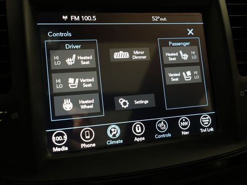Used 2023 Chrysler 300 C RWD image 9