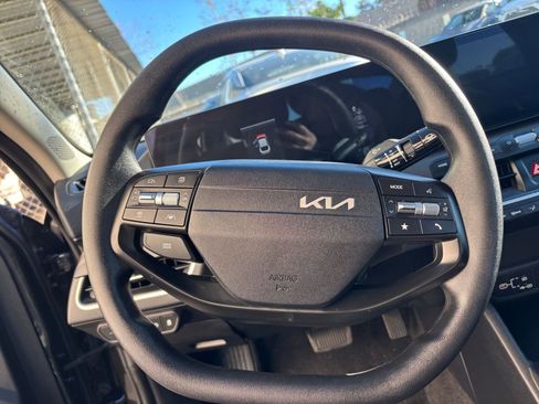 Used 2025 Kia K4 LXS image 28