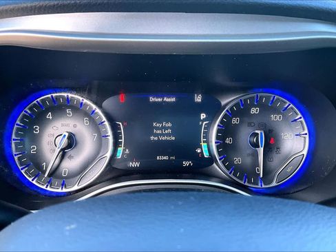 Used 2023 Chrysler Pacifica Touring image 23