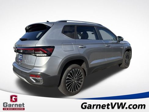 Certified 2025 Volkswagen Taos SE image 5