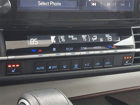 Used 2024 Toyota Sienna XLE image 17