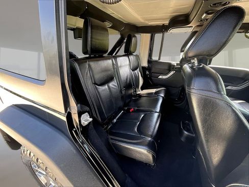 Used 2015 Jeep Wrangler Unlimited Rubicon w/ Connectivity Group AWD/4WD image 22