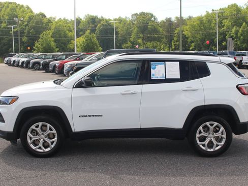 Used 2024 Jeep Compass Latitude AWD/4WD image 4