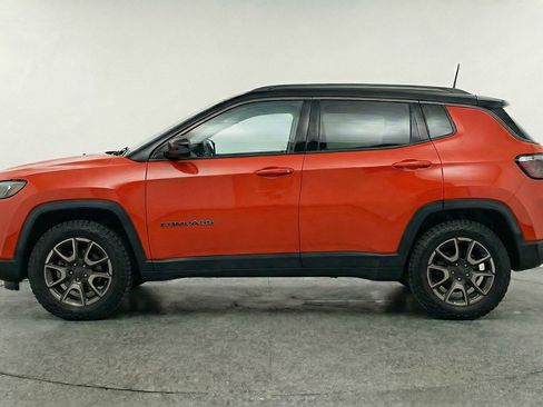 Used 2025 Jeep Compass Trailhawk AWD/4WD image 5