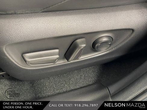 Used 2023 Toyota Venza XLE image 21