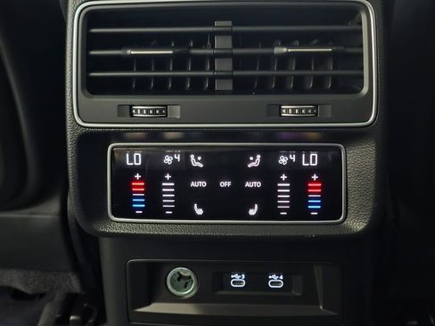 Used 2021 Audi Q8 Prestige w/ Prestige Package image 18