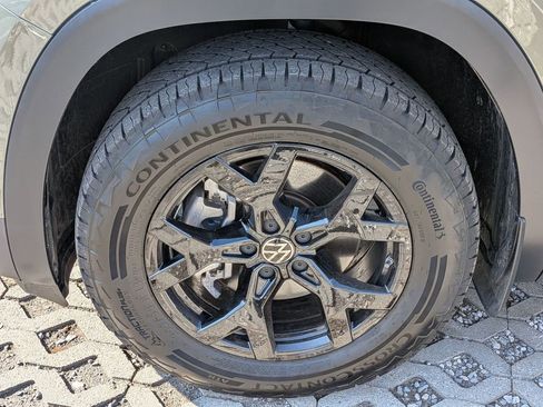 Used 2025 Volkswagen Atlas Peak Edition SE AWD/4WD image 9
