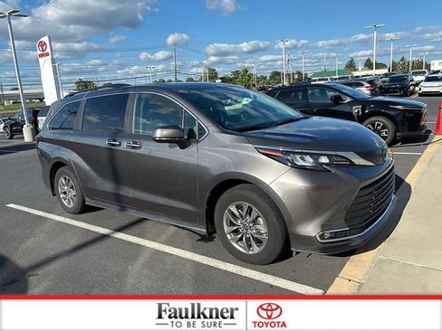 Used 2024 Toyota Sienna XLE AWD/4WD image 3