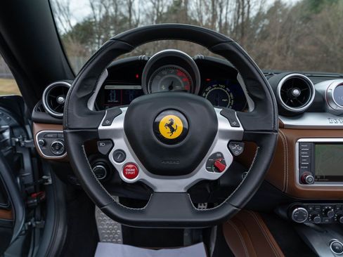 Used 2017 Ferrari California T RWD image 37