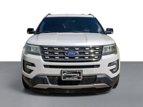 Used 2017 Ford Explorer XLT w/ Equipment Group 202A FWD image 3