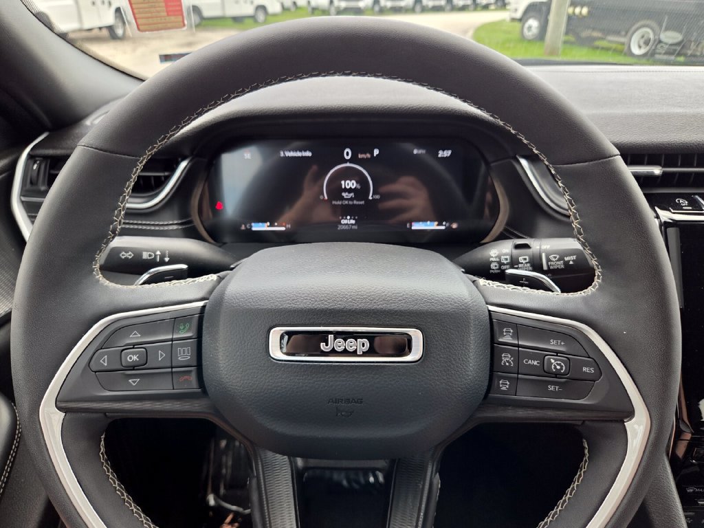 Used 2024 Jeep Grand Cherokee Altitude RWD image 27