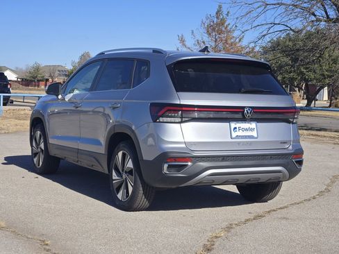New 2026 Volkswagen Taos SE image 3