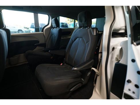 Used 2022 Chrysler Voyager LX FWD image 12