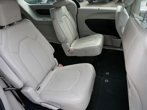 Used 2017 Chrysler Pacifica Touring-L w/ Tire & Wheel Group image 24