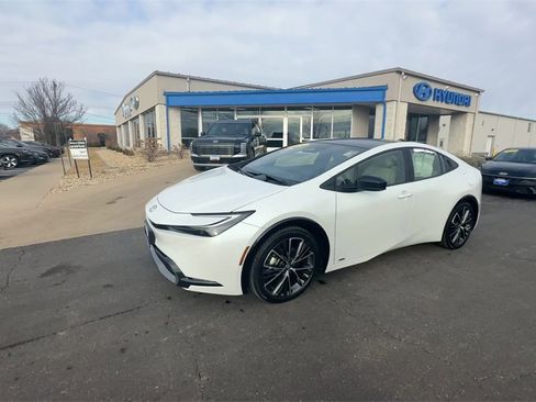 Used 2024 Toyota Prius XLE image 5