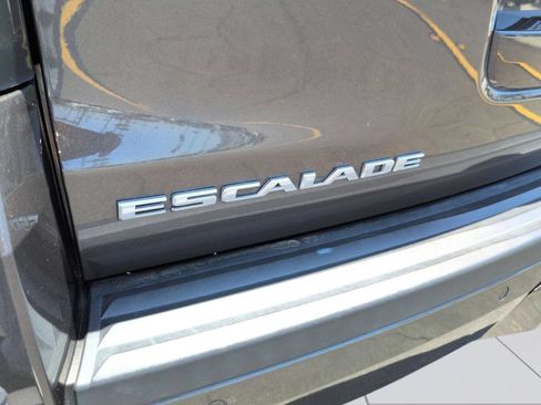 Used 2020 Cadillac Escalade Luxury RWD image 9
