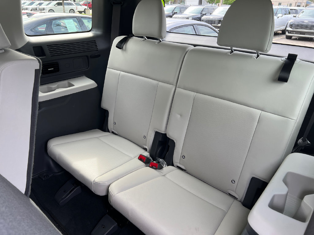 Used 2025 Hyundai Santa Fe SEL FWD image 17