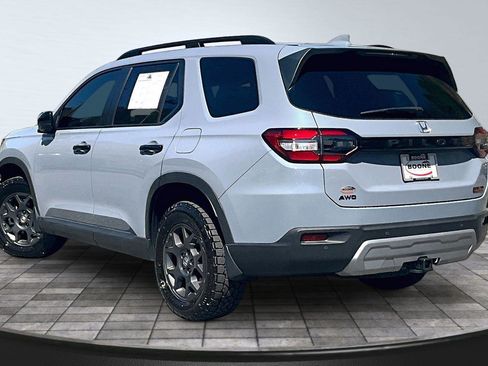 Used 2025 Honda Pilot TrailSport image 3