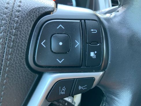 Used 2017 Toyota Highlander Plus FWD image 27
