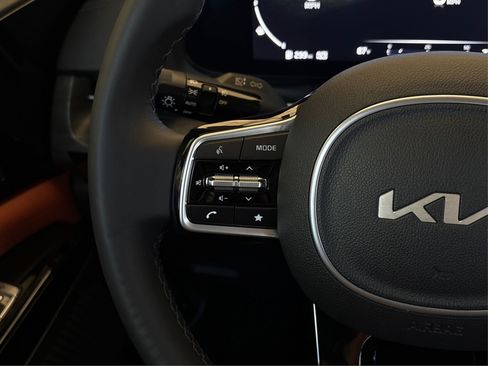 Used 2023 Kia Carnival SX image 28