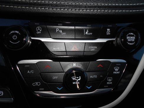 Certified 2024 Chrysler Pacifica Touring-L image 16