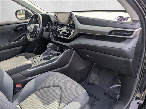 Used 2020 Toyota Highlander LE FWD image 21