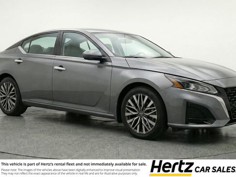 Used 2025 Nissan Altima 2.5 SV image 1