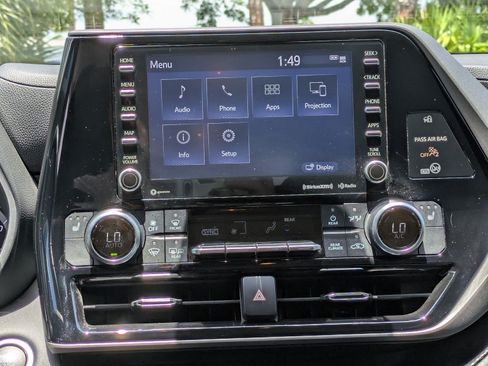 Used 2021 Toyota Highlander XLE FWD image 16