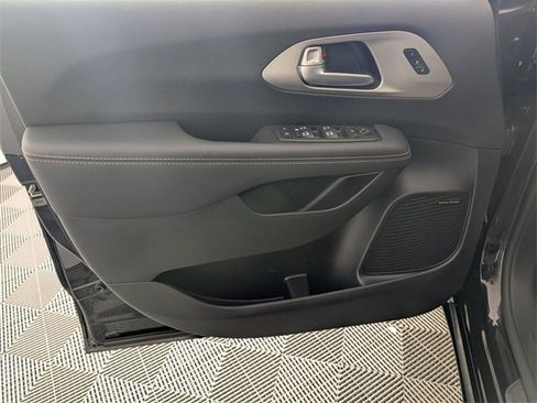 Used 2024 Chrysler Pacifica Limited w/ Uconnect Theater Family Group image 10