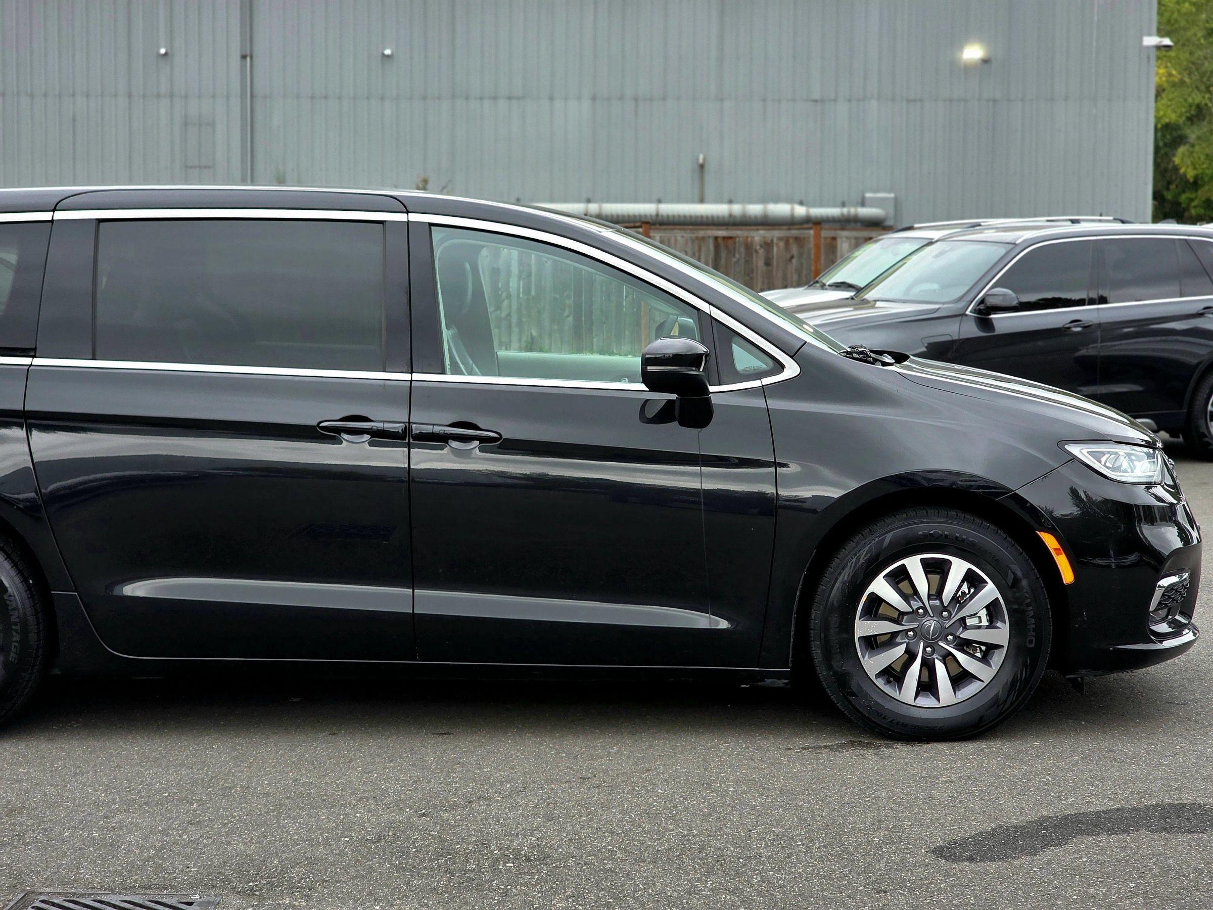 Used 2023 Chrysler Pacifica Touring-L FWD image 14