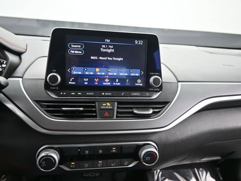 Used 2024 Nissan Altima 2.5 SR FWD image 18