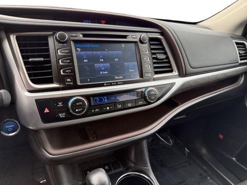 Used 2017 Toyota Highlander Limited Platinum image 12