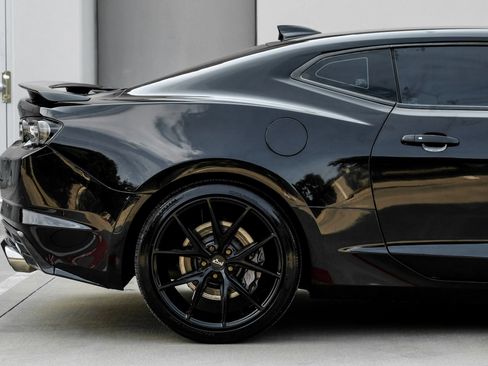 Used 2019 Chevrolet Camaro SS RWD image 4