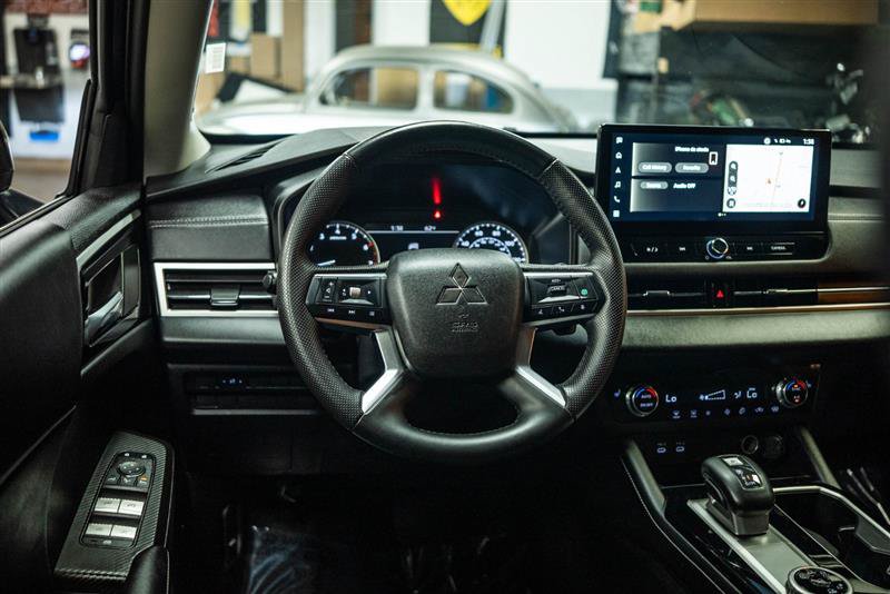 Used 2025 Mitsubishi Outlander AWD image 16