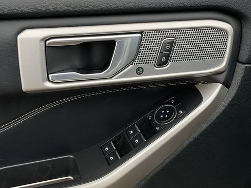 Used 2023 Ford Explorer Limited image 12