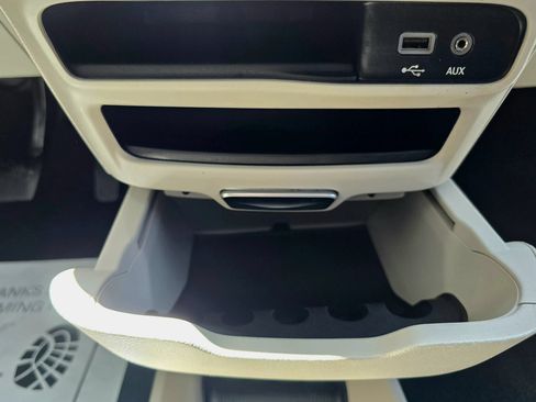 Used 2018 Chrysler Pacifica Limited FWD image 38