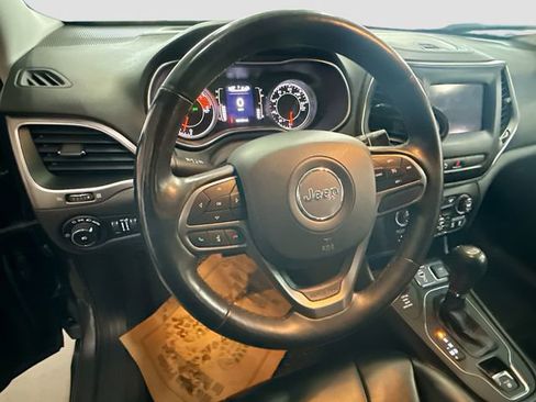 Used 2019 Jeep Cherokee Latitude Plus w/ Comfort/Convenience Group image 12