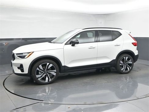 Used 2023 Volvo XC40 B5 Plus w/ Protection Package Premier image 4