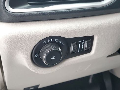 Used 2022 Chrysler Pacifica Touring-L image 13