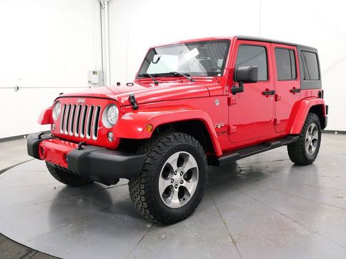 Used 2018 Jeep Wrangler Unlimited Sahara w/ Connectivity Group AWD/4WD image 3