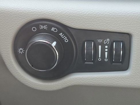 Used 2017 Chrysler Pacifica Touring FWD image 24