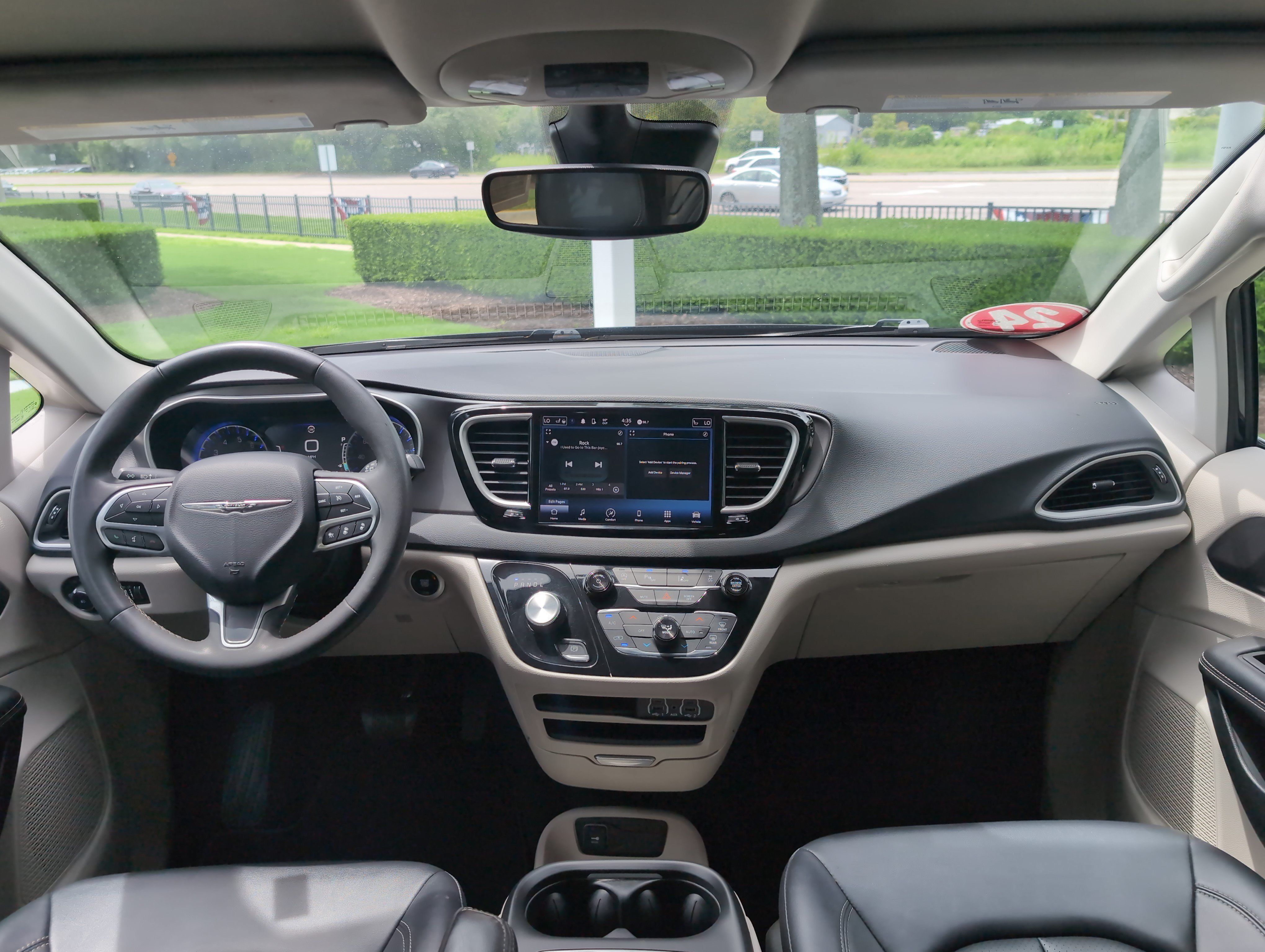 Used 2024 Chrysler Pacifica Touring-L FWD image 27