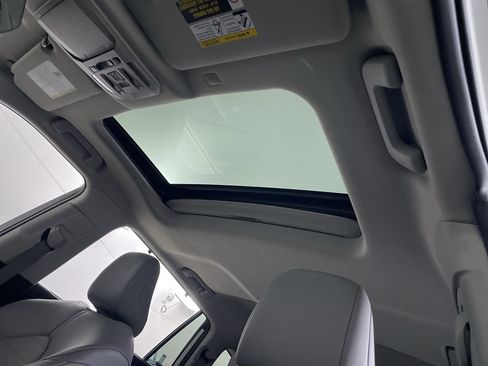 Used 2020 Toyota Highlander XLE AWD/4WD image 18