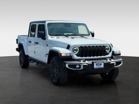 Used 2025 Jeep Gladiator Sport AWD/4WD image 3