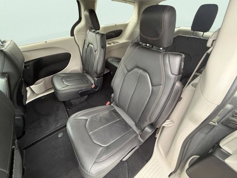Used 2020 Chrysler Pacifica Touring-L FWD image 11